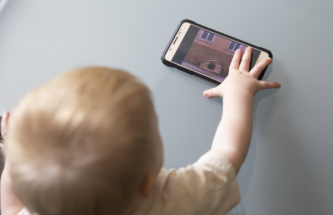 Przejdź do wpisu Dlaczego smartfon jest zagrożeniem dla właściwego rozwoju dziecka ?